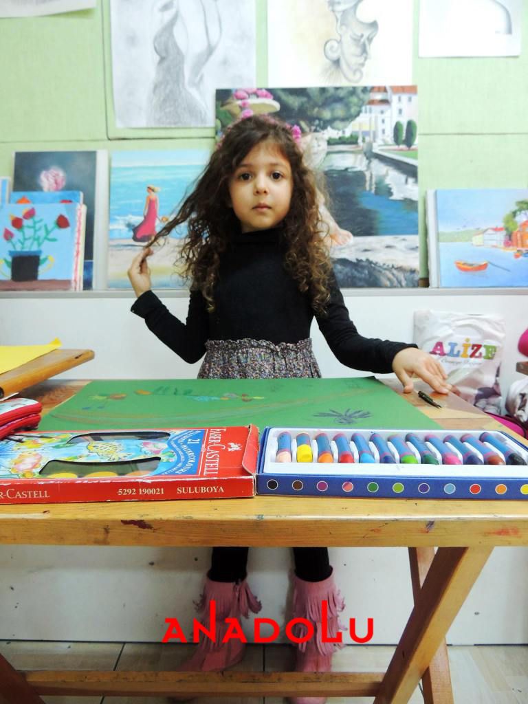 Çocuklar Pastel Boyama Yaparlarken Çukurovada