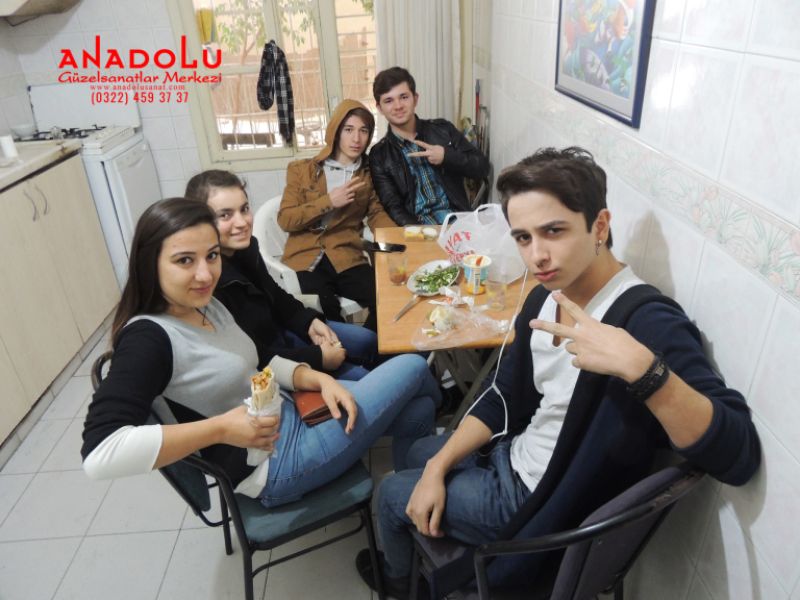 Güzel Sanatlar Öğrencisi Kantinde Oturuyorlar Çukurovada